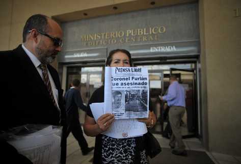eSTHELA de Matta viuda de Furlán muestra la nota publicada en Prensa Libre en que se informó del asesinato de su esposo, Juan José Furlán, durante el gobierno de Jorge Serrano.