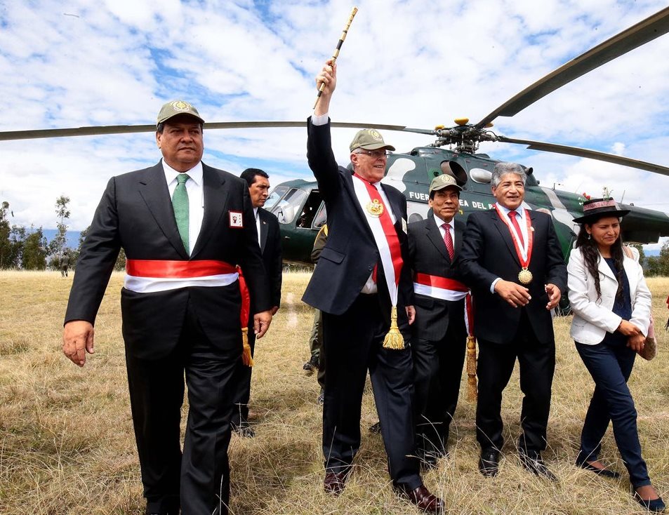 El presidente de Perú, Pedro Pablo Kuczynski (segundo de izq. a der.)durante una visita a la región andina del país. (Foto Prensa Libre: EFE)