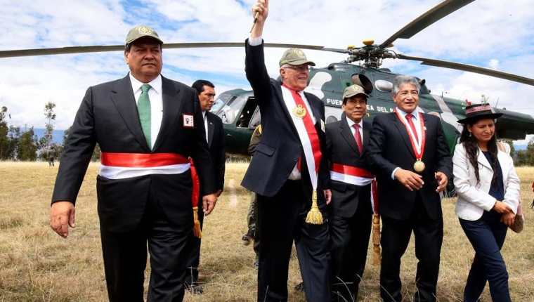 El presidente de Perú, Pedro Pablo Kuczynski (segundo de izq. a der.)durante una visita a la región andina del país. (Foto Prensa Libre: EFE).