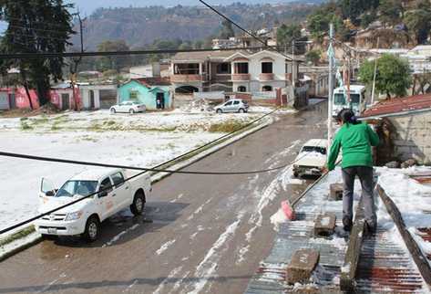 Vecinos de San Cristóbal Totonicapán limpian techos de tormenta que dejó 35 centímetros de Granizo. (Foto Prensa Libre: Édgar Domínguez)