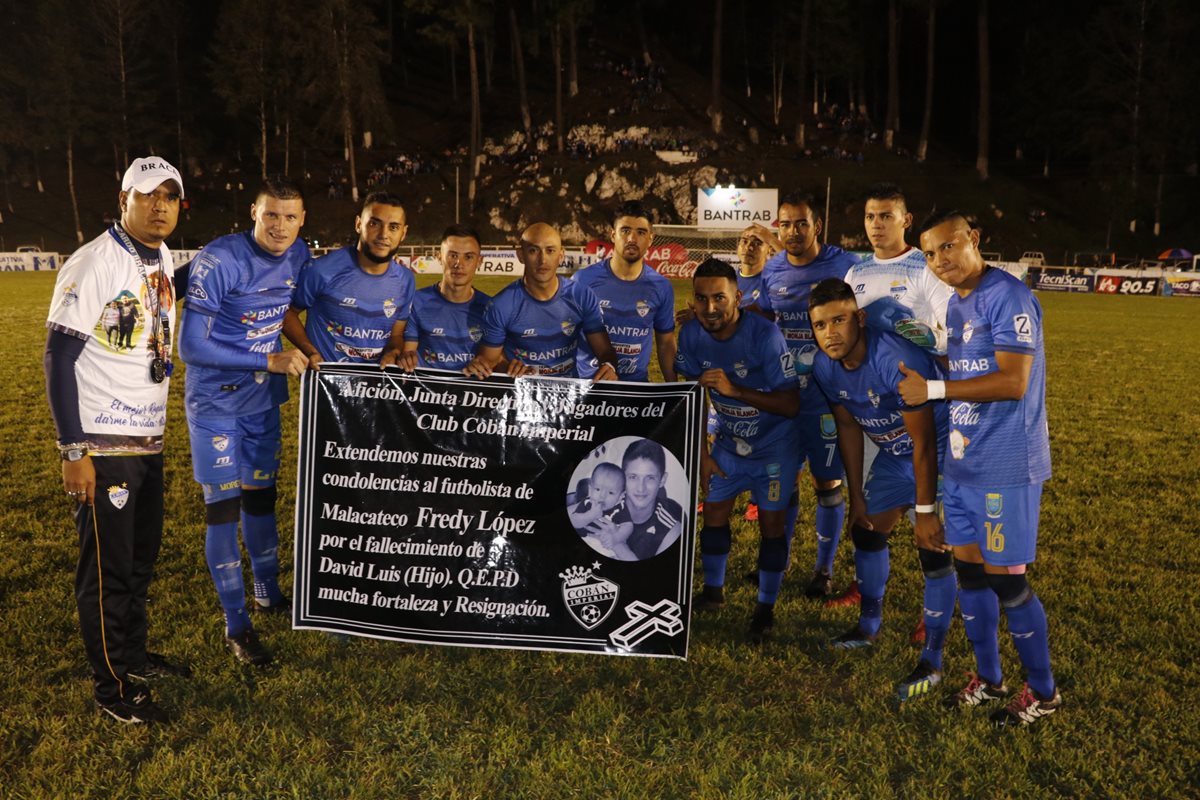 Los cobaneros se mostraron solidarios antes del inicio del compromiso contra Chiantla. (Foto Prensa Libre: Aura Anderson)