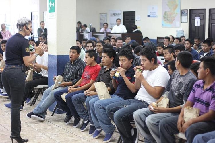 Guatemaltecos son atendidos luego de su retorno al país. (Foto Prensa Libre: Hemeroteca PL)