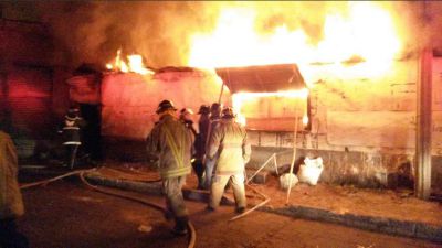 Los Bomberos Voluntarios trabajaron durante varias horas para poder controlar el incendió que consumió más de 15 viviendas. (Foto Prensa Libre: Bomberos Voluntarios)