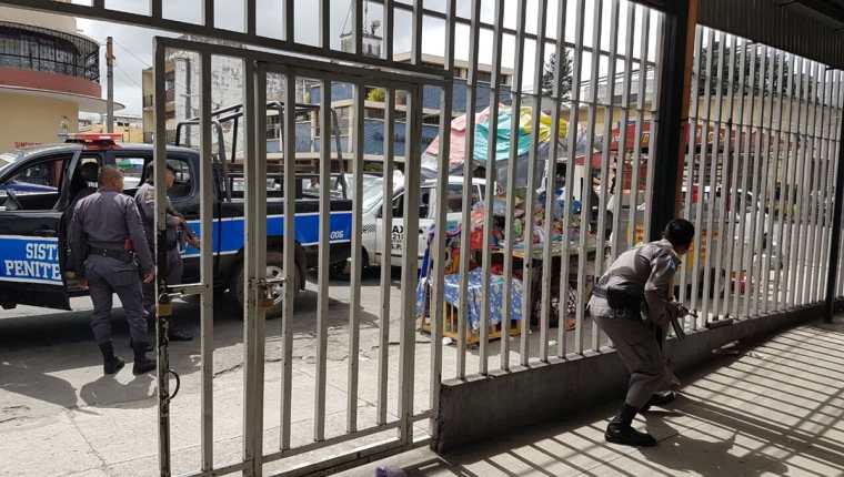 La PNC cierra la calle y refuerza la seguridad en el perímetro del Hospital General. (Foto Prensa Libre: Oscar Rivas)