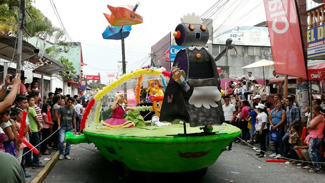 Otro de los personajes de la caricatura de Los Supersónicos hizo vibrar a los niños que observaron el desfile. (Foto Prensa Libre: Melvin Popá)