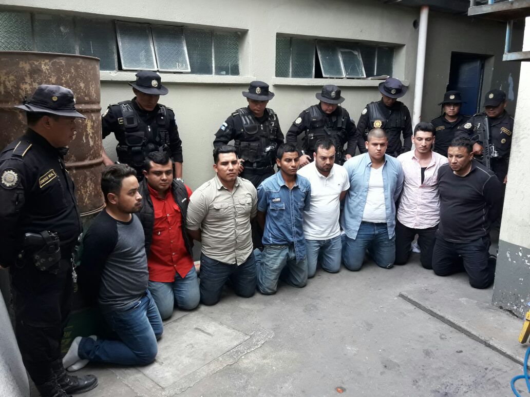 Los ocho capturados efectuaban allanamientos ilegales en EL Jícaro. (Foto Prensa Libre: Cortesía PNC)