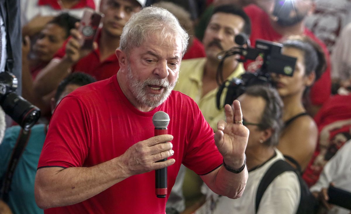 El expresidente Lula da Silva, horas antes de la decisión de los jueces, en Sao Paulo, Brasil. (Foto Prensa Libre: AFP)
