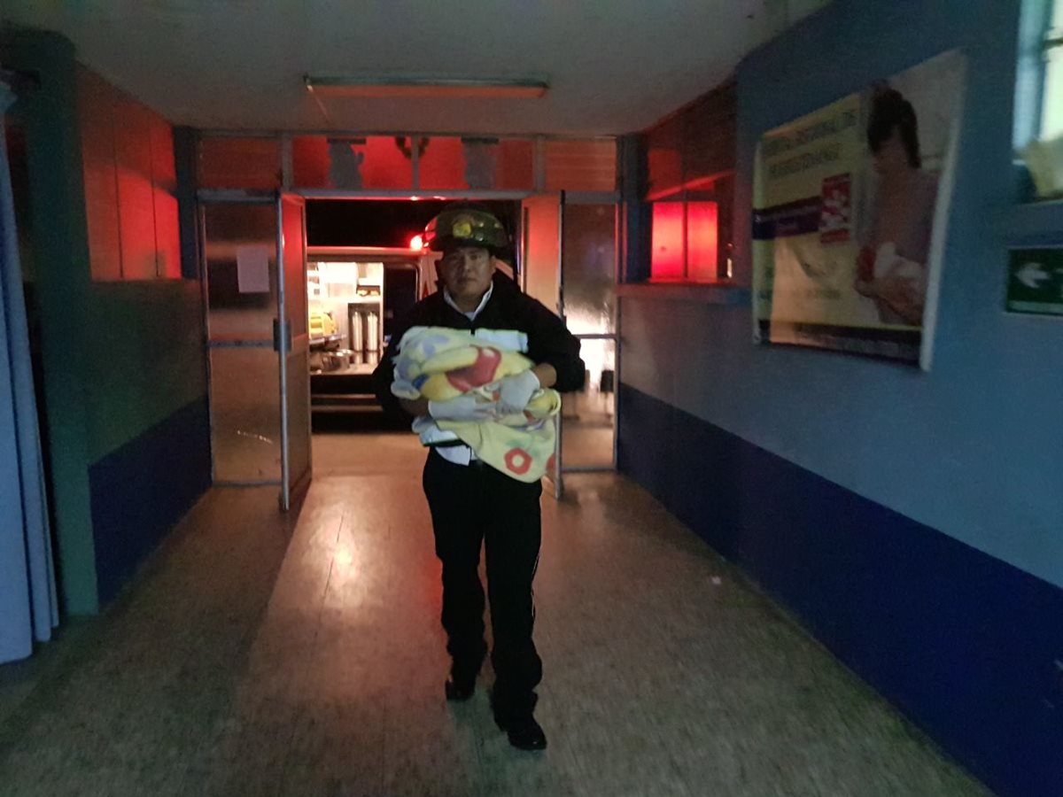 Socorrista traslada a bebé localizado abandonado en Huehuetenango. (Foto Prensa Libre: Mike Castillo).