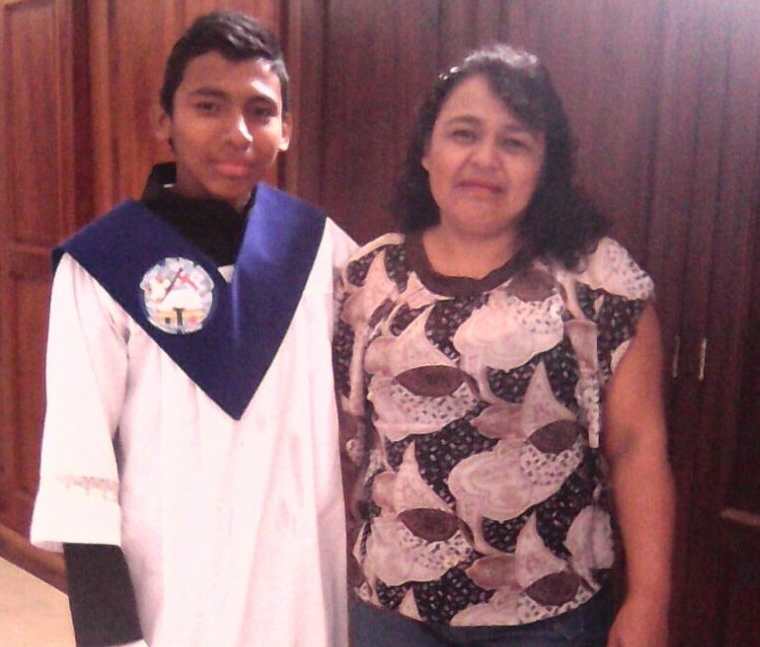Luis Enrique Arriola Morales se ha desempeñado como monaguillo en la iglesia San Juan Bautista, en Amatitlán. Lo acompaña su mamá Heidy Morales. (Foto Prensa Libre: Cortesía).