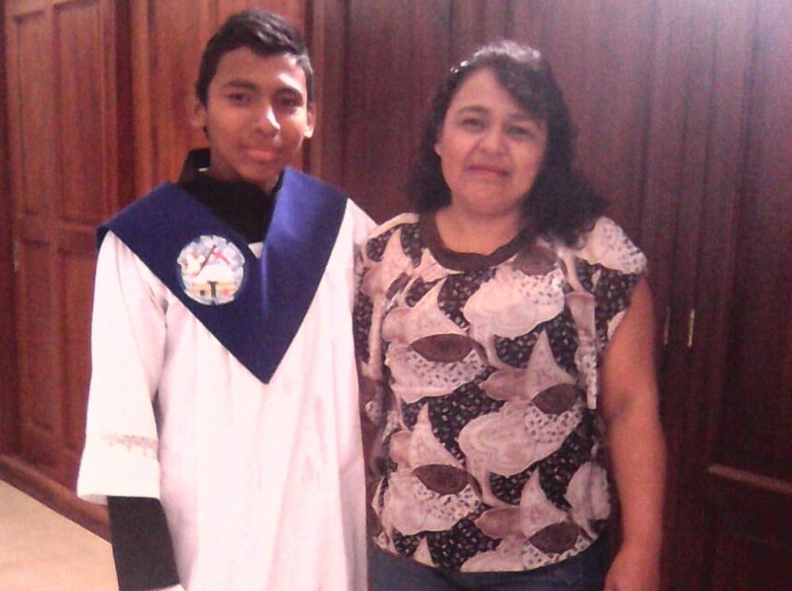Luis Enrique Arriola Morales se ha desempeñado como monaguillo en la iglesia San Juan Bautista, en Amatitlán. Lo acompaña su mamá Heidy Morales. (Foto Prensa Libre: Cortesía).