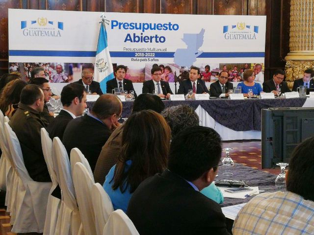 Autoridades del Ejecutivo reunidos por el Presupuesto Abierto 2018. (Foto Prensa Libre: Álvaro Interiano)