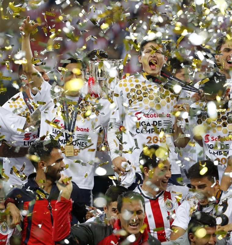 Los jugadores de las Chivas de Guadalajara del  celebran con el trofeo luego de ganar el título de la Liga de campeones de Concacaf. (Foto Prensa Libre: EFE)