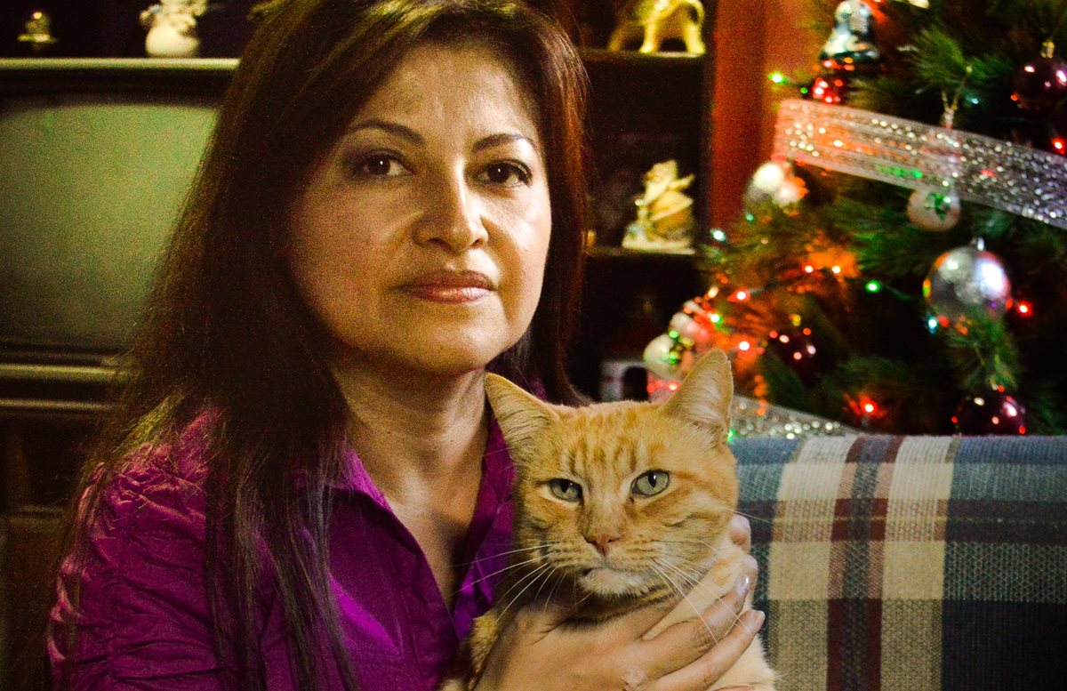 Maricela López posa con Canchito, el primer animal que rescató de las calles.