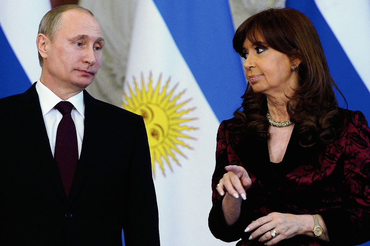 Vladimir Putin, presidente de Rusia, junto a Cristina Fernández, su par de Argentina. (Foto Prensa Libre: AP).