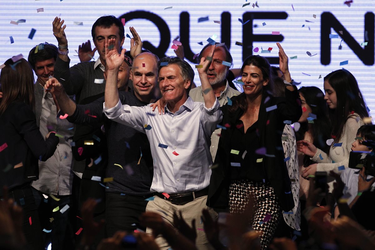 El candidato presidencial, Mauricio Macri (de blanco), festeja los resultados electorales que lo catapultaron a la segunda vuelta. (Foto Prensa Libre: AFP).