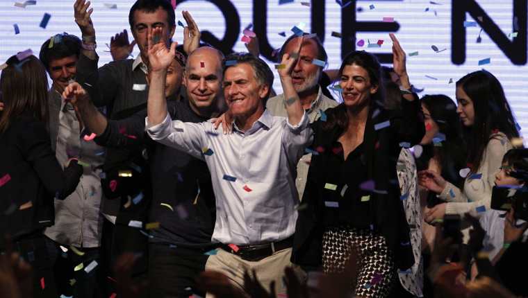 El candidato presidencial, Mauricio Macri (de blanco), festeja los resultados electorales que lo catapultaron a la segunda vuelta. (Foto Prensa Libre: AFP).
