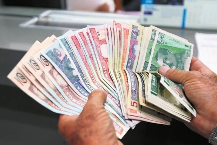 En las últimas semanas el tipo de cambio se ancló en Q7.70 por US$1 en el mercado de divisas. El Banguat salió a vender dólares para moderar su tendencia. (Foto Prensa Libre: Hemeroteca)