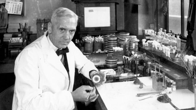 Alexander Fleming, bacteriólogo y farmacólogo británico, publicó sus descubrimientos en una revista especializada de patología experimental en 1929. GETTY IMAGES