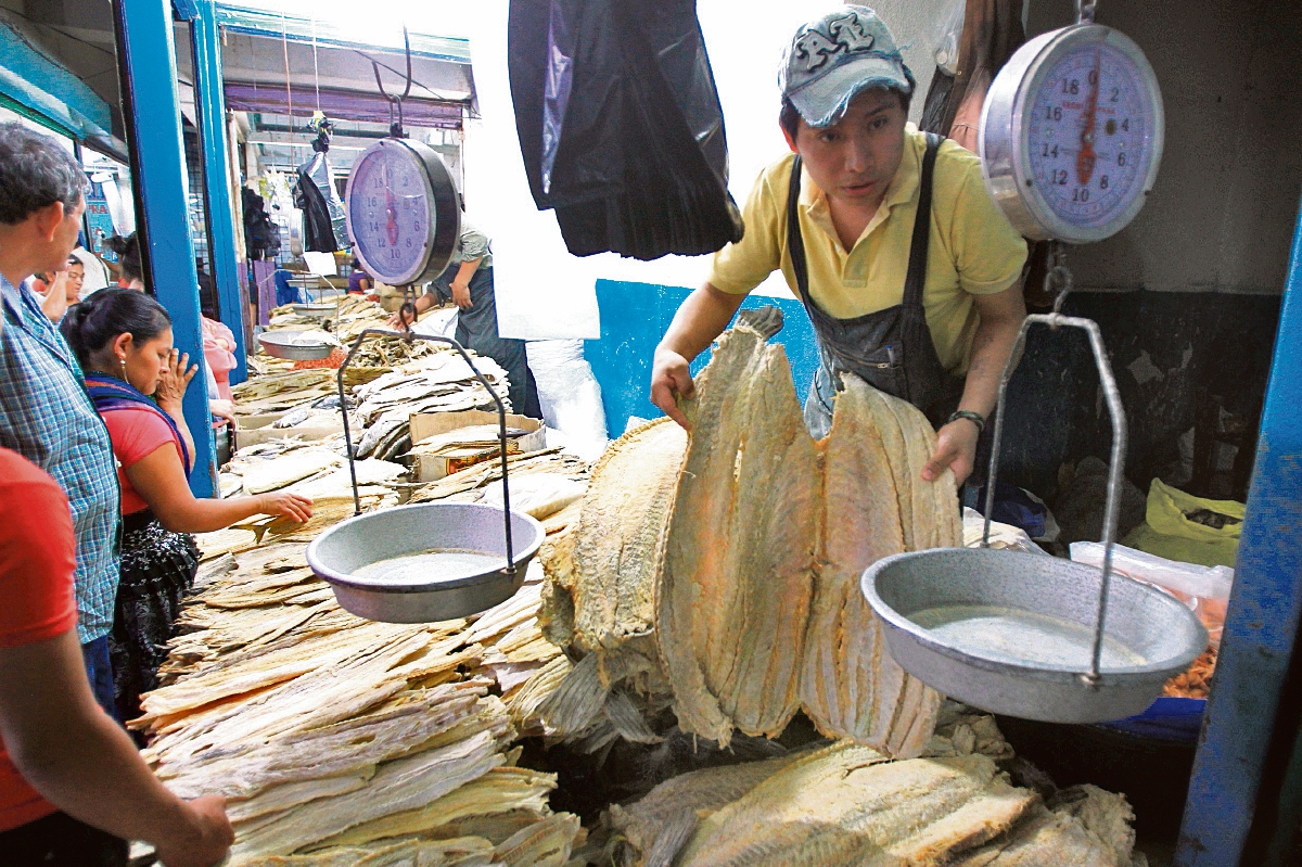 En el mercado La Terminal, los vendedores percibieron ayer una mejor venta de pescado seco, que es el de mayor demanda de la temporada. (Foto Prensa Libre: Esbin García)