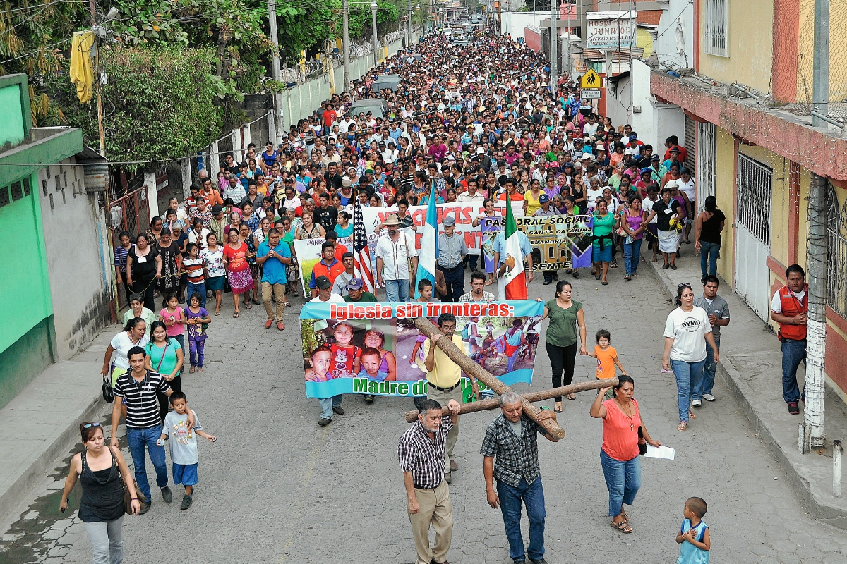 Pobladores de Tecún Umán, San Marcos, participan en el Viacrucis del Migrante.  (Foto Prensa Libre: Edgar Girón)