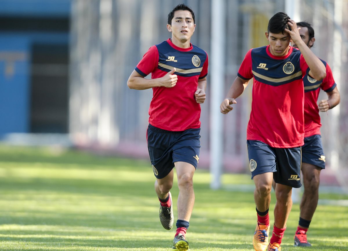 El volante nacional Maynor de León quiere seguir mejorando y asimila el reto de jugar con Municipal. (Foto Prensa Libre: Norvin Mendoza).