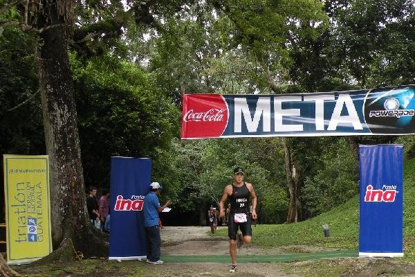 Andrés Fonseca ingresa en la primera posición del triatlón Hombre Maya 2013. (Foto Prensa Libre: cortesía Federación de Triatlón)