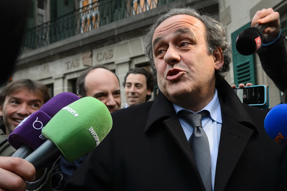 Michel Platini responde las preguntas de los periodistas luego de declarar ante el TAS. (Foto Prensa Libre: AFP)