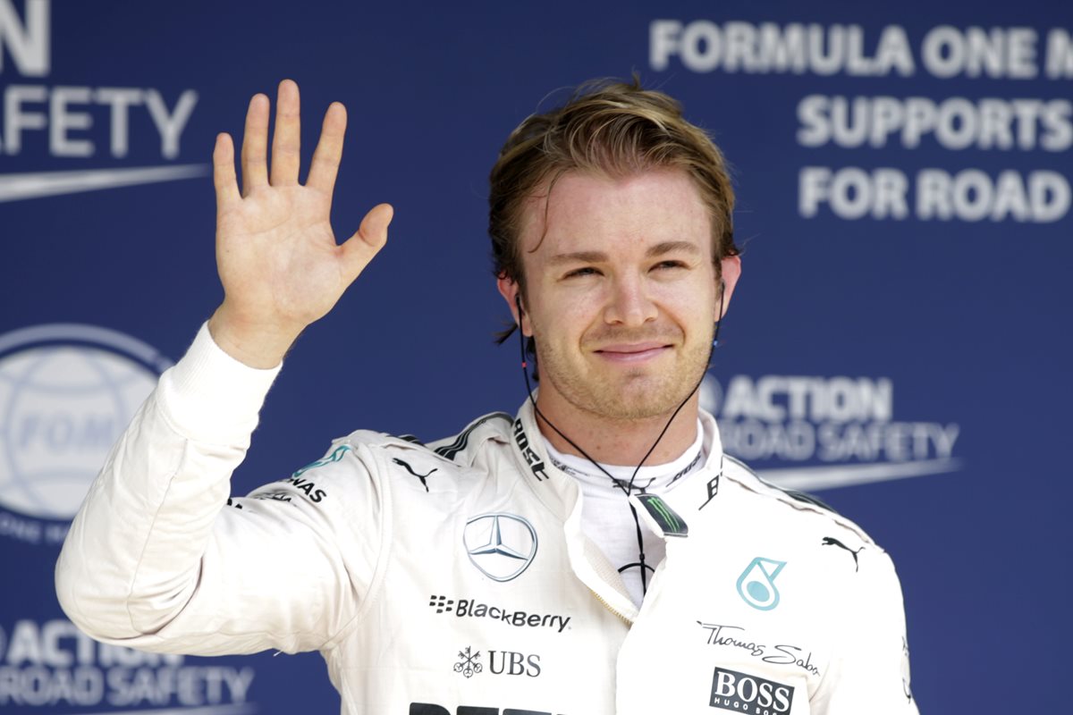 Nico Rosberg, de la escudería Mercedes, celebra tras gana la pole en Brasil. (Foto Prensa Libre: EFE)