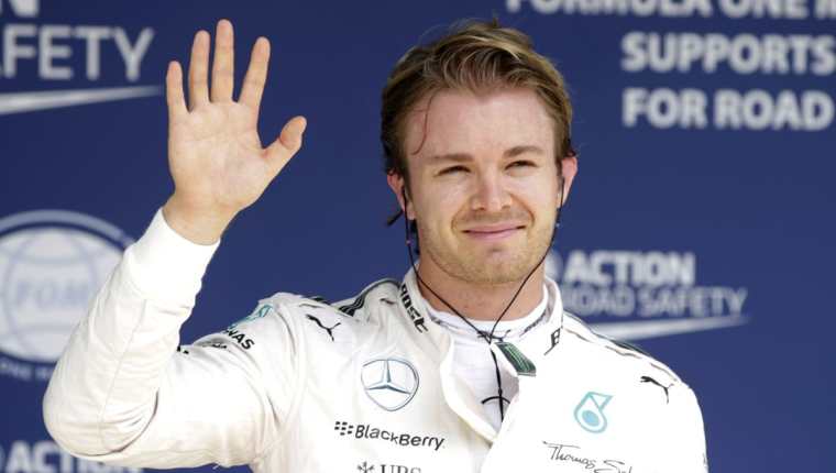Nico Rosberg, de la escudería Mercedes, celebra tras gana la pole en Brasil. (Foto Prensa Libre: EFE)
