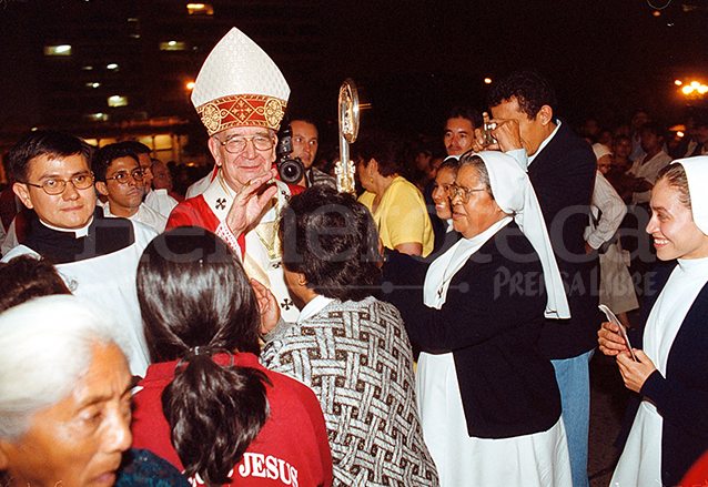Monseñor Quezada Toruño saluda a los fieles luego de la toma de posesión de la Arquidiócesis el 25 de julio de 2001. (Foto: Hemeroteca PL)