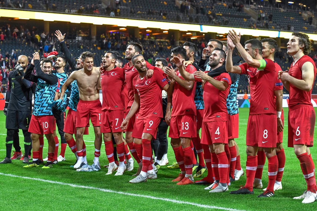 La selección de Turquía superó 3-2 a la selección de Suecia. (Foto Prensa Libre: AFP)