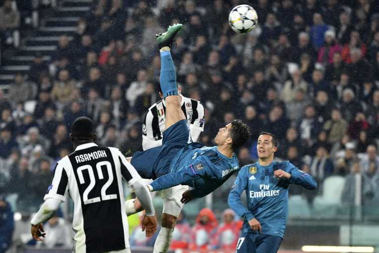El golazo de chilena de Cristiano Ronaldo provocó que la afición italiana le aplaudiera de pie. (Foto Prensa Libre: AFP)