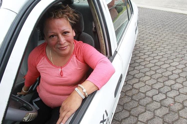 Flor de María Cuyuch, sobrevive como taxista.(Prensa Libre: Hemeroteca PL)