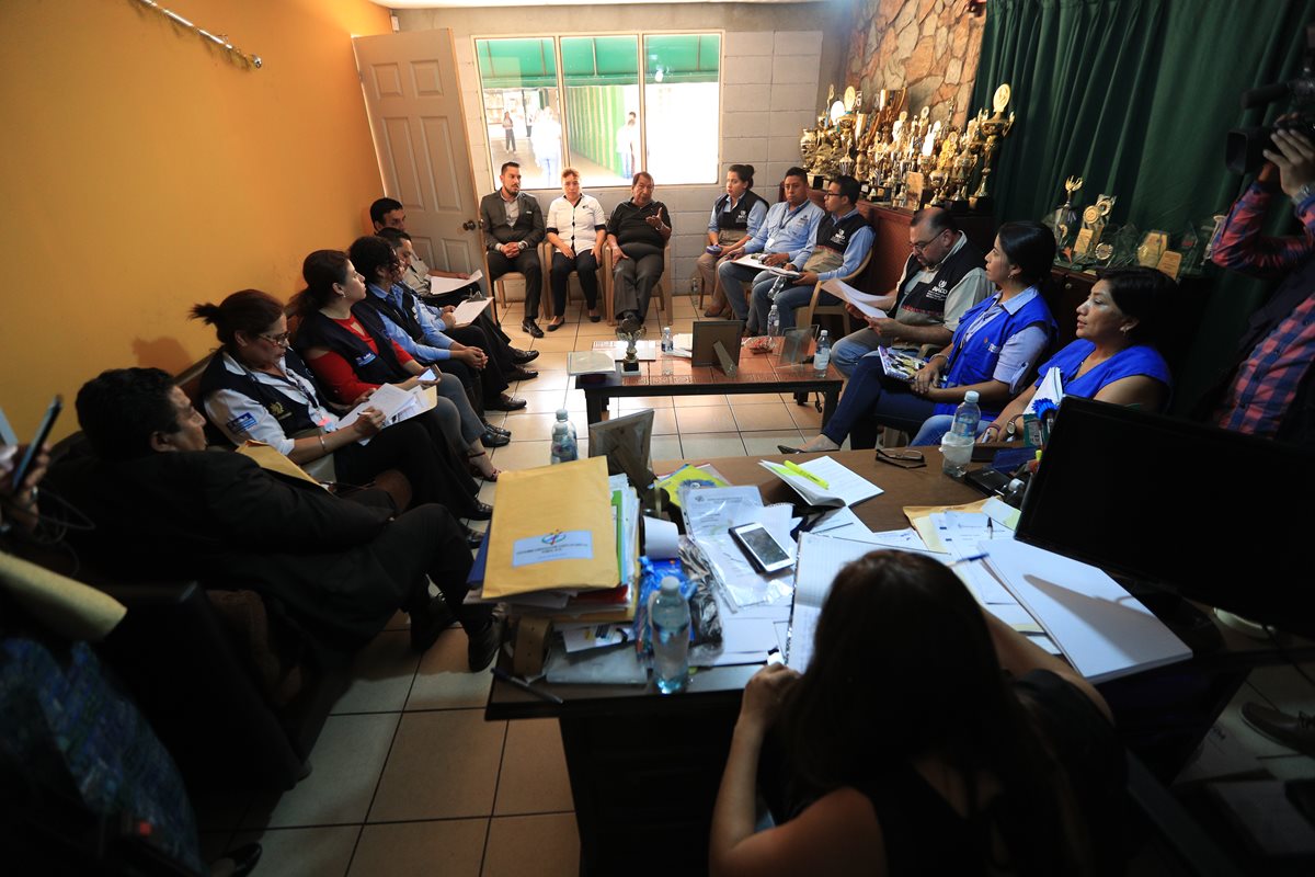 Autoridades del MINEDUC, PDH y DIACO sostienen reunión en Colegio Cristiano Vida. (Foto Prensa Libre: Carlos Hernández)