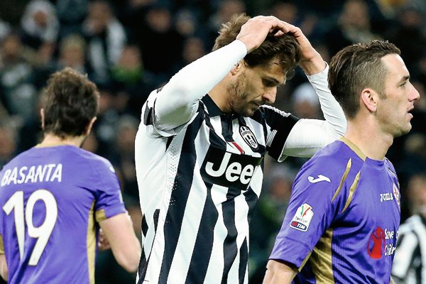 Fernando Torres Llorente de la Juventus lamentó el resulto durante el partido de ida de las semifinales frente a la Fiorentina. (Foto Prensa Libre: AFP)