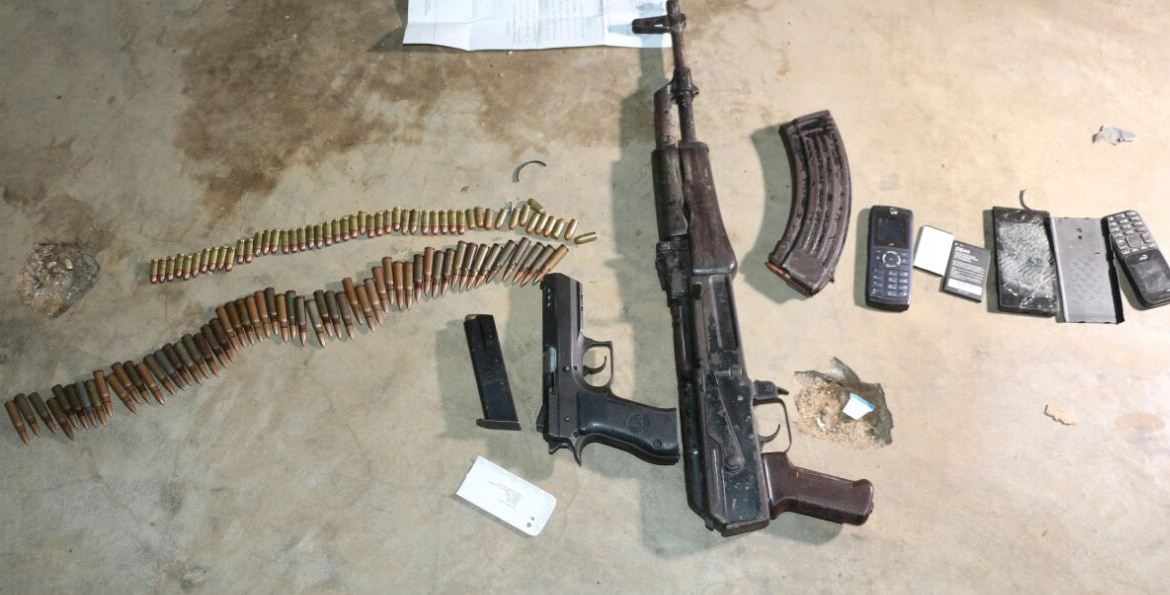 Armas, municiones y teléfonos decomisados a los presuntos mareros. (Foto Prensa Libre: PNC).
