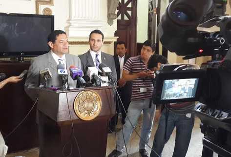 Bloque Todos rechaza cobro de US$15 por entrar y salir del país. (Foto Prensa Libre: Todos)