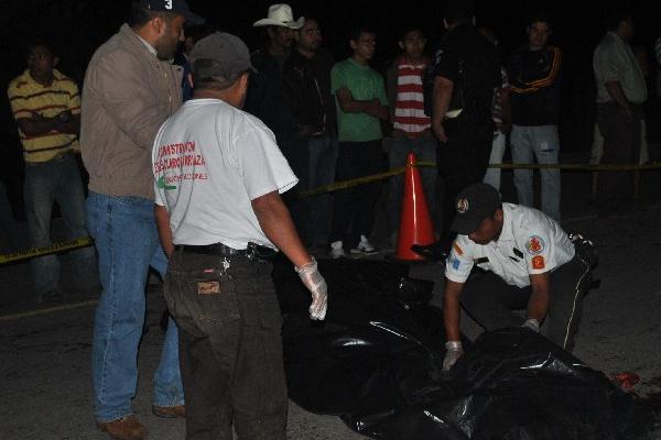 socorristas cubren  cadáver de motorista.