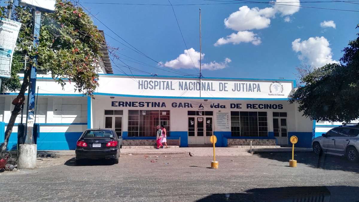 La mujer atacada con machete fue trasladada al Hospital Nacional de Jutiapa, donde falleció. (Foto Prensa Libre: Hugo Oliva)