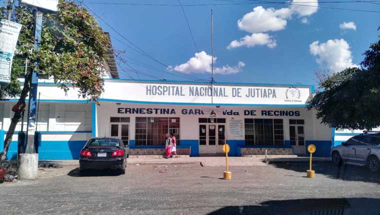 La mujer atacada con machete fue trasladada al Hospital Nacional de Jutiapa, donde falleció. (Foto Prensa Libre: Hugo Oliva)