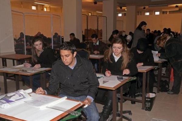 Estudiantes de la Universidad de Alepo hacen un examen este martes. (Foto Prensa Libre: AFP)