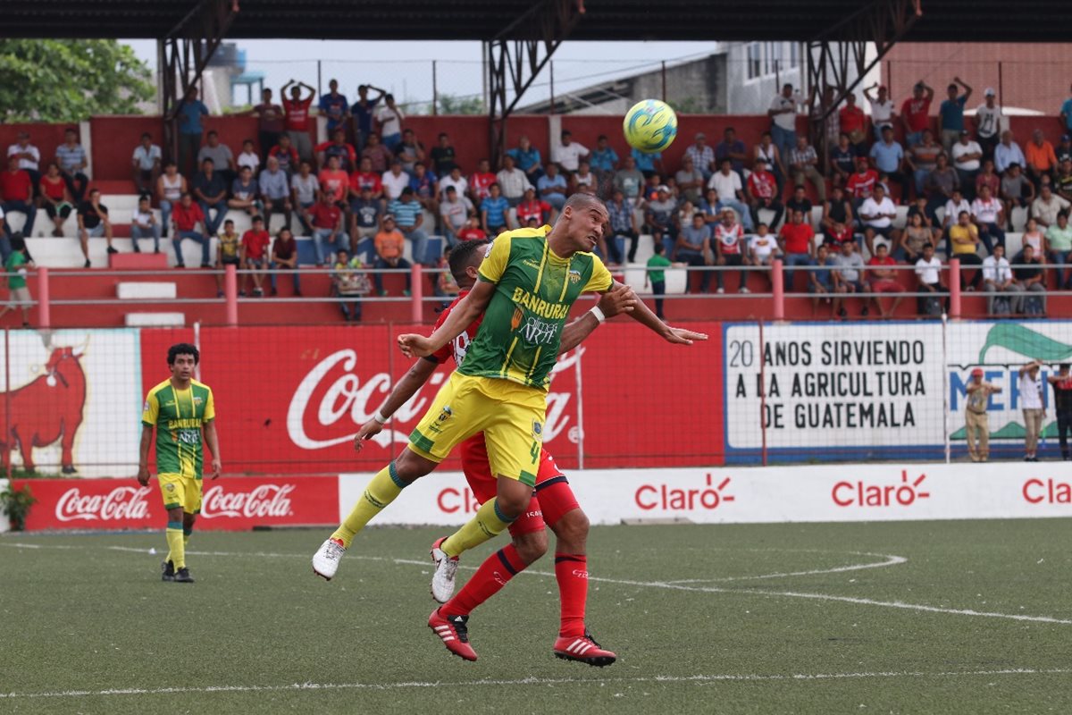 El defensa Juliano Rangel supera en el juego aéreo a un rival. (Foto Prensa Libre: Raúl Juárez)