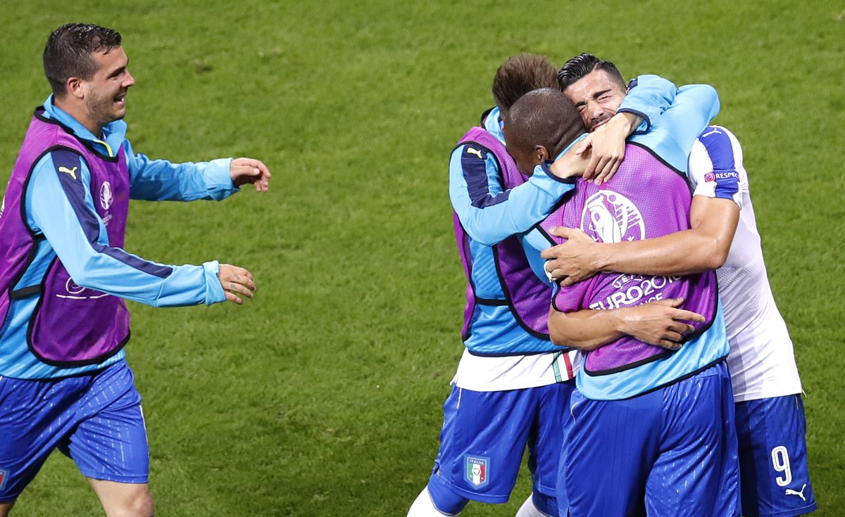 Pellé redondeó la victoria para Italia casi al final del partido. (Foto Prensa Libre: AP)
