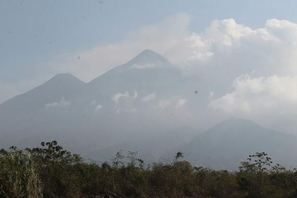 Foto del Volcán Fuego del 8 de febrero, la actividad disminuyó luego de la erupción del 7 de febrero pasado. (Foto Prensa Libre: A. Interiano)