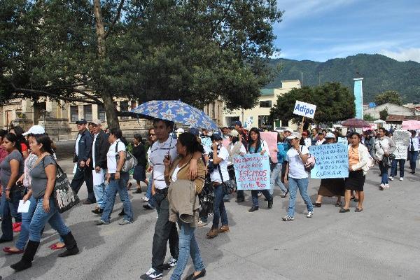 Trabajadores de oenegés protestan en  calles de la cabecera de San Marcos.