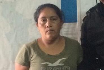 Maricruz López es trasladada a la subestación de la PNC en la cabecera de Jutiapa. (Foto Prensa Libre: PNC)