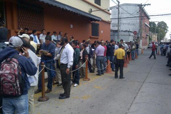 Usuarios hacen fila para actualizar el registro de sus armas. (Foto Prensa Libre: José Manuel Patzán)
