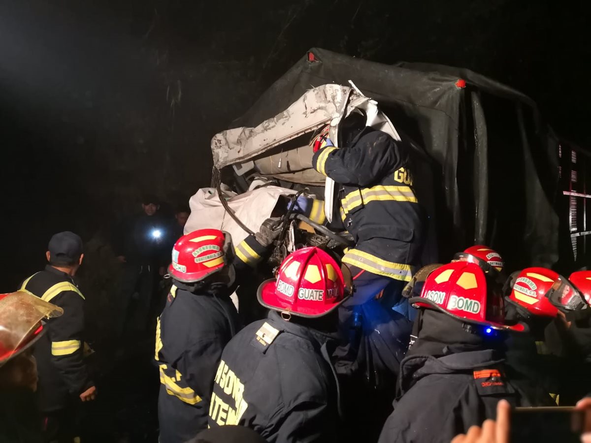 Socorristas en la labor de rescate de los tres cuerpos del accidente en el kilómetro 159. (Foto Prensa Libre. Ángel Julajuj)