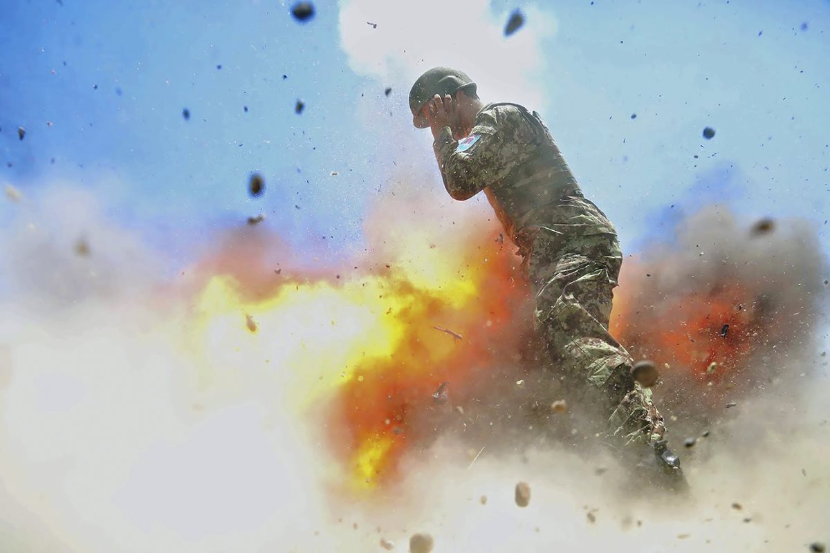 Momento de la explosión que alcanzó a fotorreportera. (Foto Prensa Libre: AP)