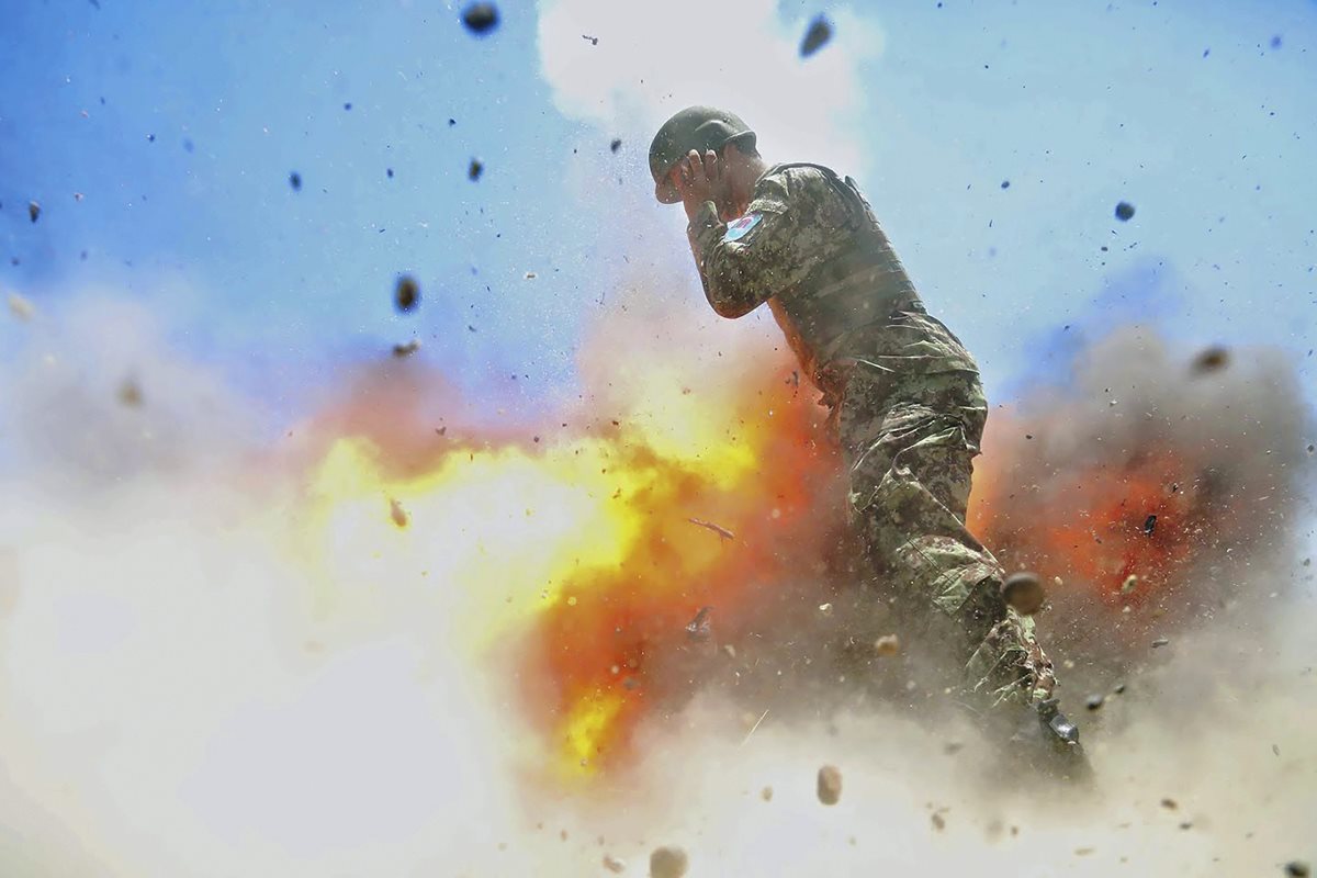 Momento de la explosión que alcanzó a fotorreportera. (Foto Prensa Libre: AP)